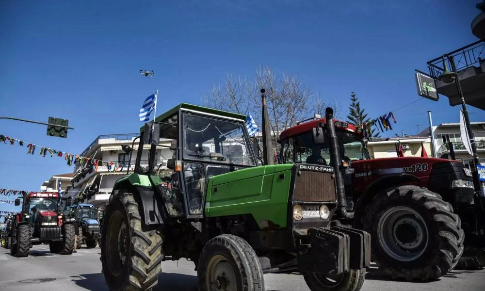 Λάρισα: Οι καστανοπαραγωγοί παρέταξαν τρακτέρ έξω από εκλογικό κέντρο